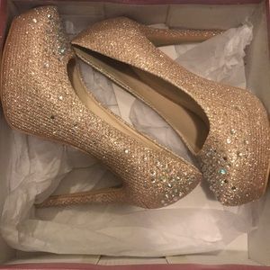 CRYSTAL GOLD HEELS 8.5